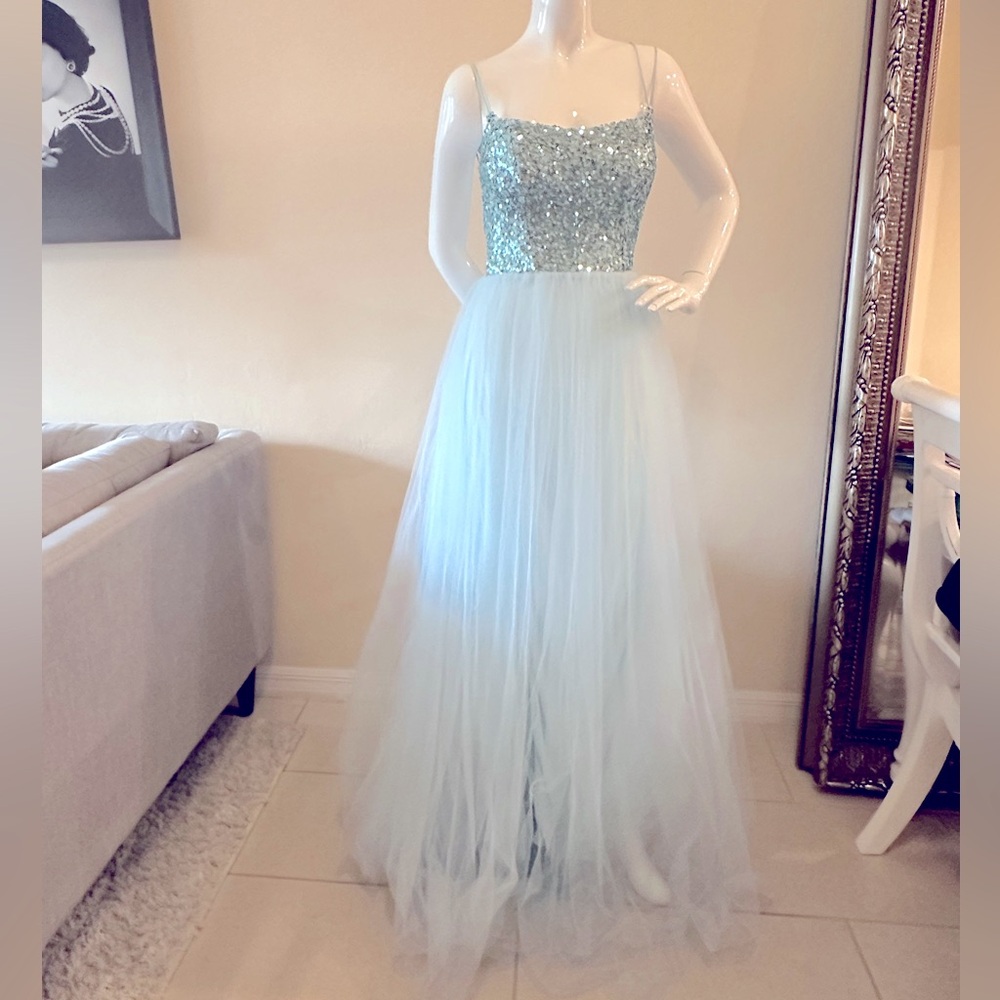 bungee spaghetti straps, Lightly padded bust,Sequin-knit bodice,Tulle mesh skirt